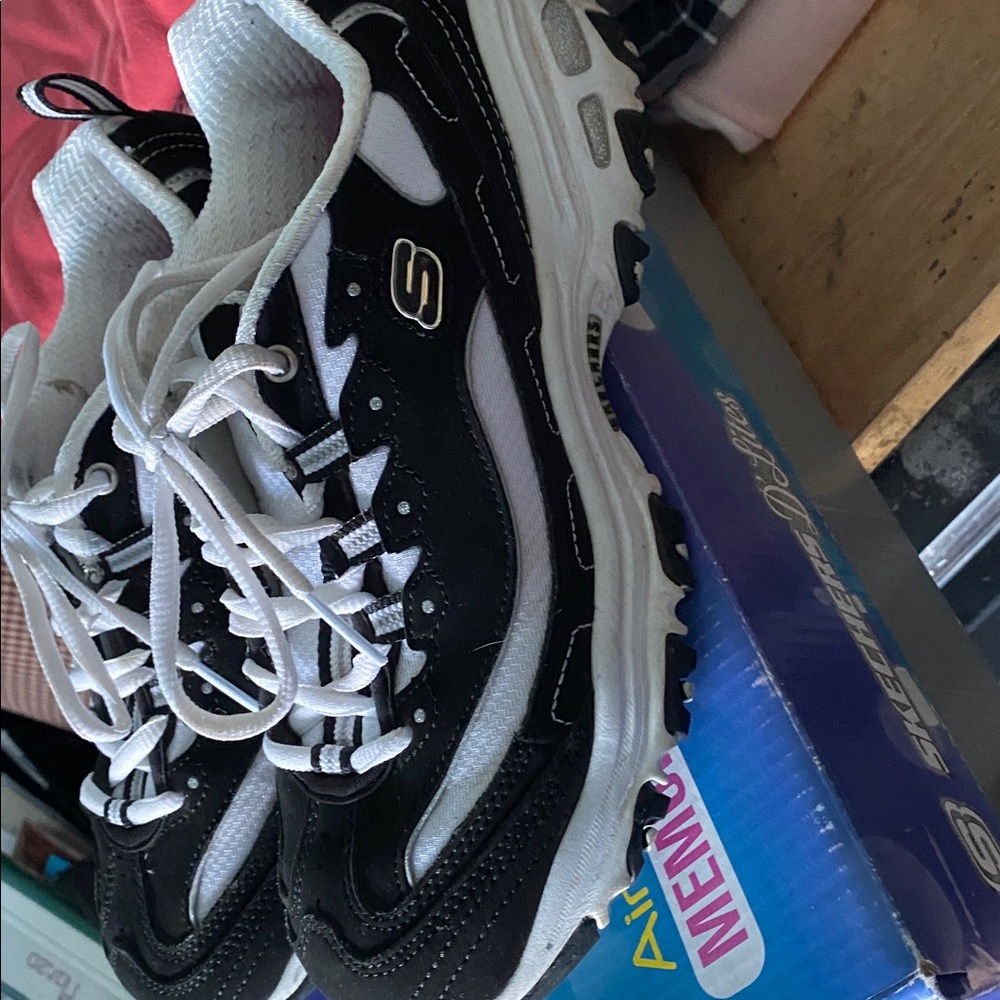 Skechers D'Lites Black and White Women's Sneakers - Picture 4 of 6